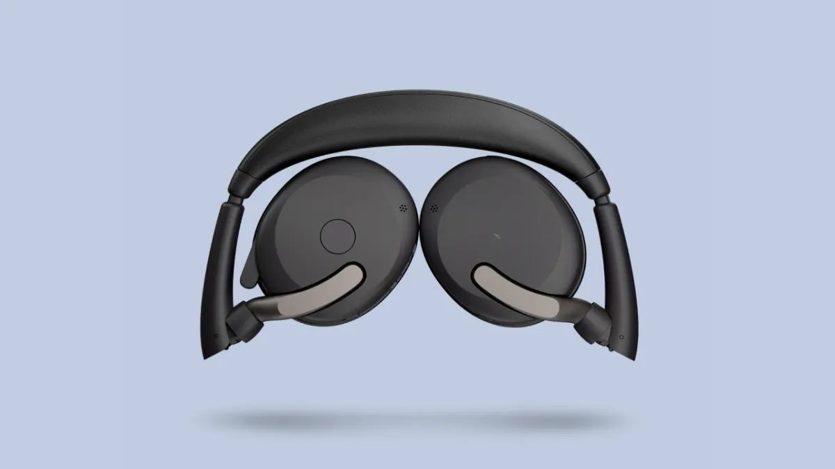 Bản lề gập phẳng của Jabra Evolve2 65 Flex giúp mang theo khi di chuyển Tai nghe Jabra Evolve2 65 Flex gập gọn bỏ ba lô cho nhân viên hybrid