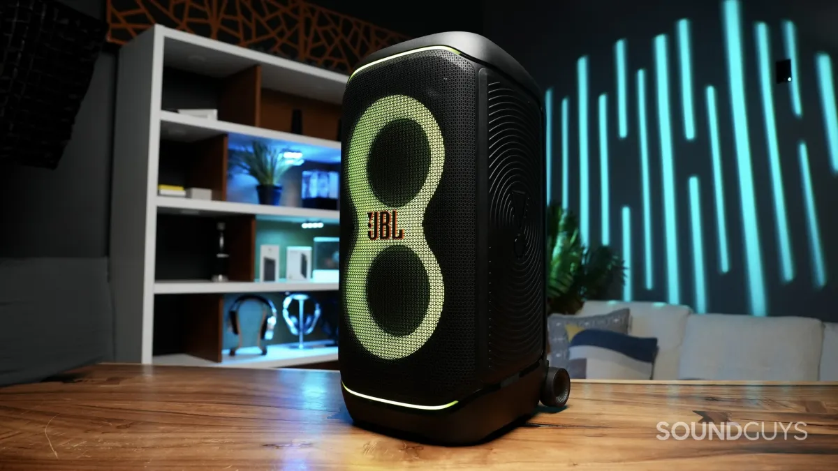 Cổng micro, guitar và nút điều khiển trên JBL PartyBox Stage 320 Bảng điều khiển và cổng kết nối loa JBL PartyBox Stage 320