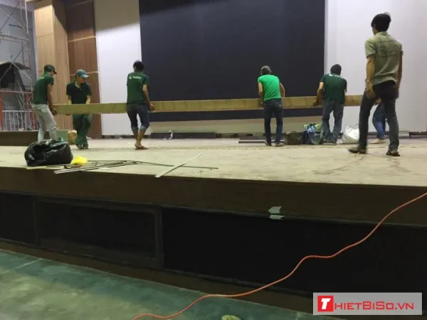 Đội ngũ nhân viên Thiết Bị Số đang lắp thiết bị màn chiếu Đội ngũ nhân viên Thiết Bị Số đang lắp thiết bị màn chiếu