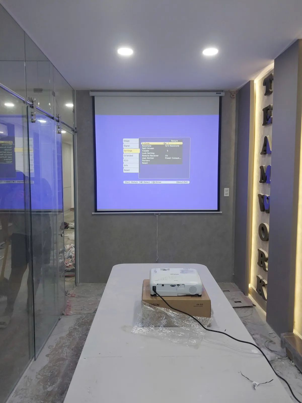 Bàn giao và hướng dẫn sử dụng máy chiếu phòng họp