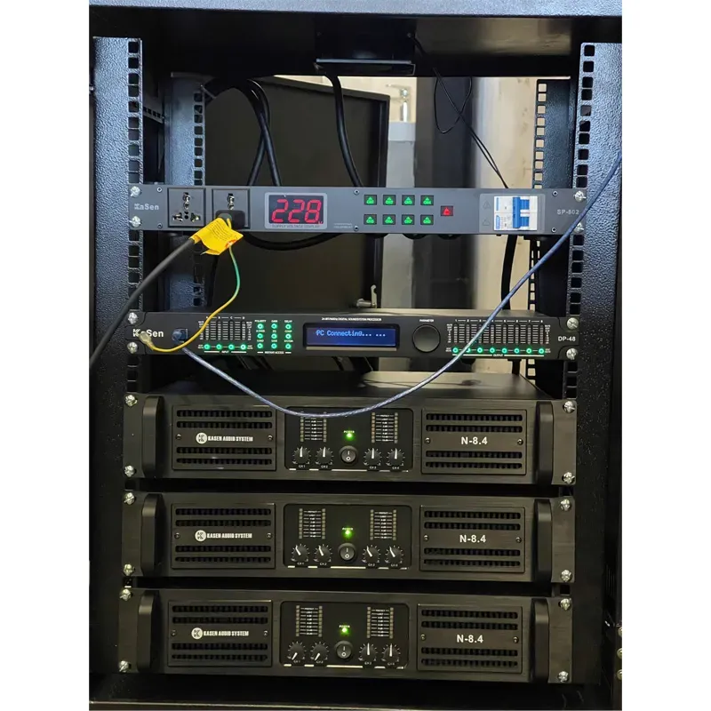 Độ sâu 600mm của tủ rack THINUNA T10 đủ chỗ cho amply và dây cáp Mặt sau tủ rack THINUNA T10 với độ sâu 600mm cho thiết bị âm thanh dài