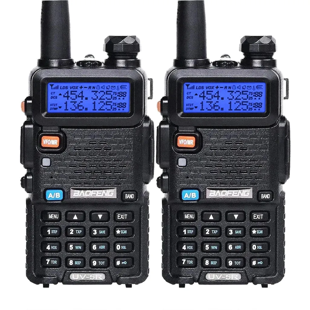 Baofeng UV-5R — thường mua theo cặp hoặc theo lô cho đội nhóm sự kiện Bộ đàm Baofeng UV-5R hai chiếc đặt cạnh nhau cho sự kiện