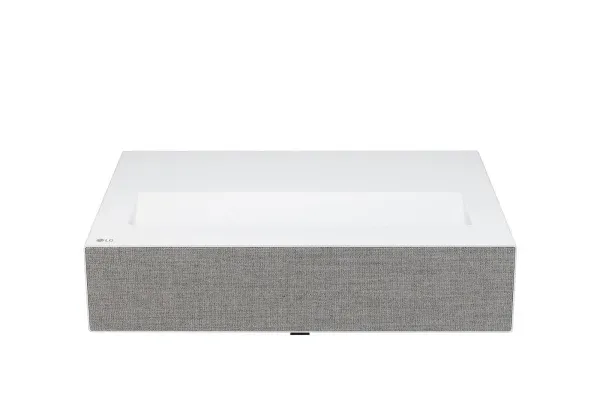 HU810PW chiếu màn 120 inch 4K — trải nghiệm rạp phim tại nhà với Dual Laser LG CineBeam HU810PW chiếu màn hình 4K trong phòng tối hoàn toàn