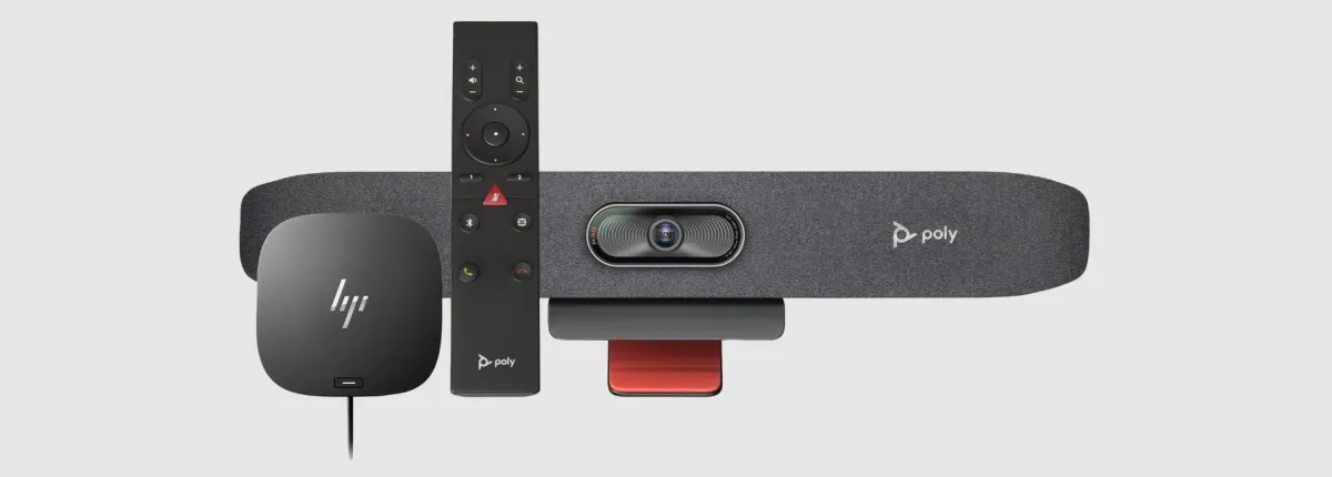 Poly Studio R30 bao quát phòng họp nhỏ với góc rộng 120 độ Poly studio r30 gắn dưới màn hình trong phòng họp nhỏ