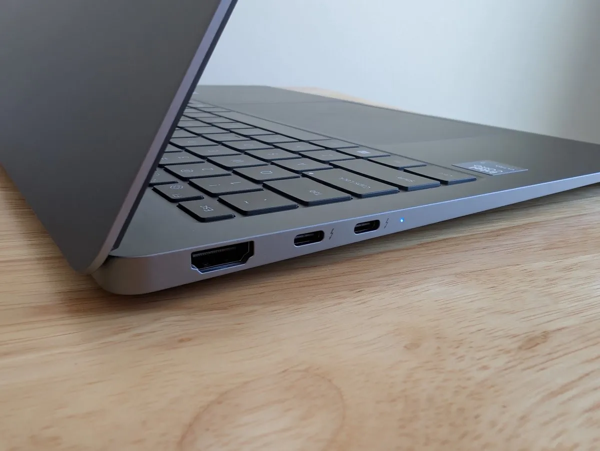 Cạnh trái có HDMI 2.1 và 2 cổng Thunderbolt 4, đủ cắm màn ngoài và ổ cứng Cổng kết nối Samsung Galaxy Book5 Pro gồm HDMI và 2 cổng Thunderbolt 4