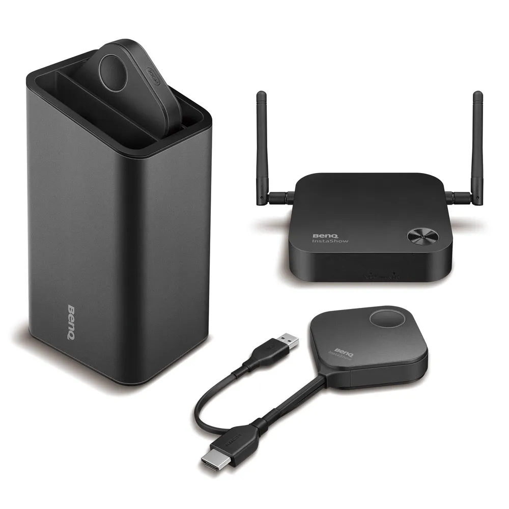 Bộ nút bấm WDC10 trên giá đỡ, sẵn sàng cho người thuyết trình tiếp theo Hai nút bấm BenQ InstaShow WDC10 đặt trên giá đỡ trên bàn họp