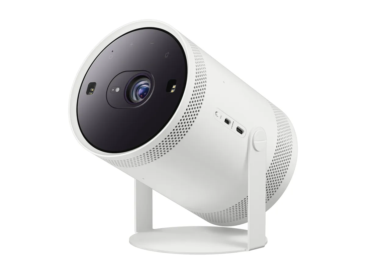 Máy chiếu Samsung The Freestyle Gen 2 chiếu phim trong phòng tối