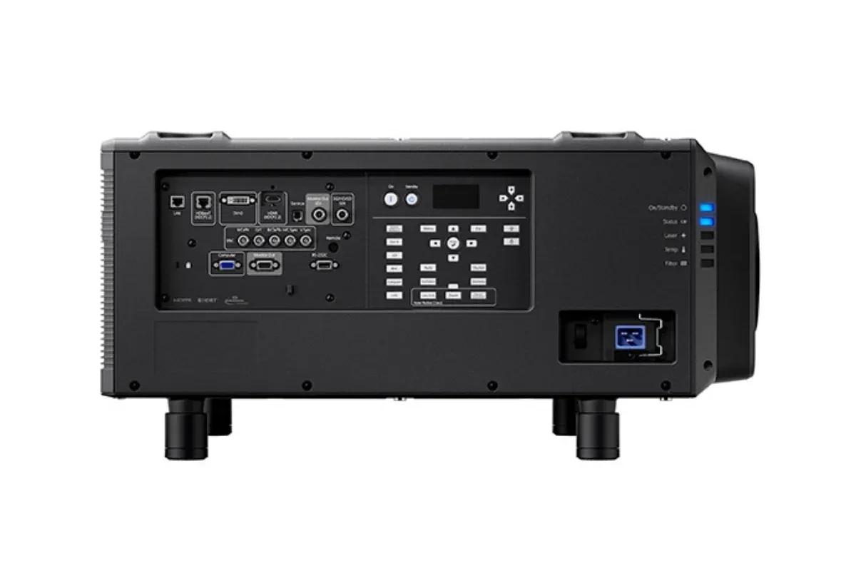 Mặt sau máy chiếu hiển thị đầy đủ cổng HDMI 2.1, SDI, HDBaseT cho hệ thống event