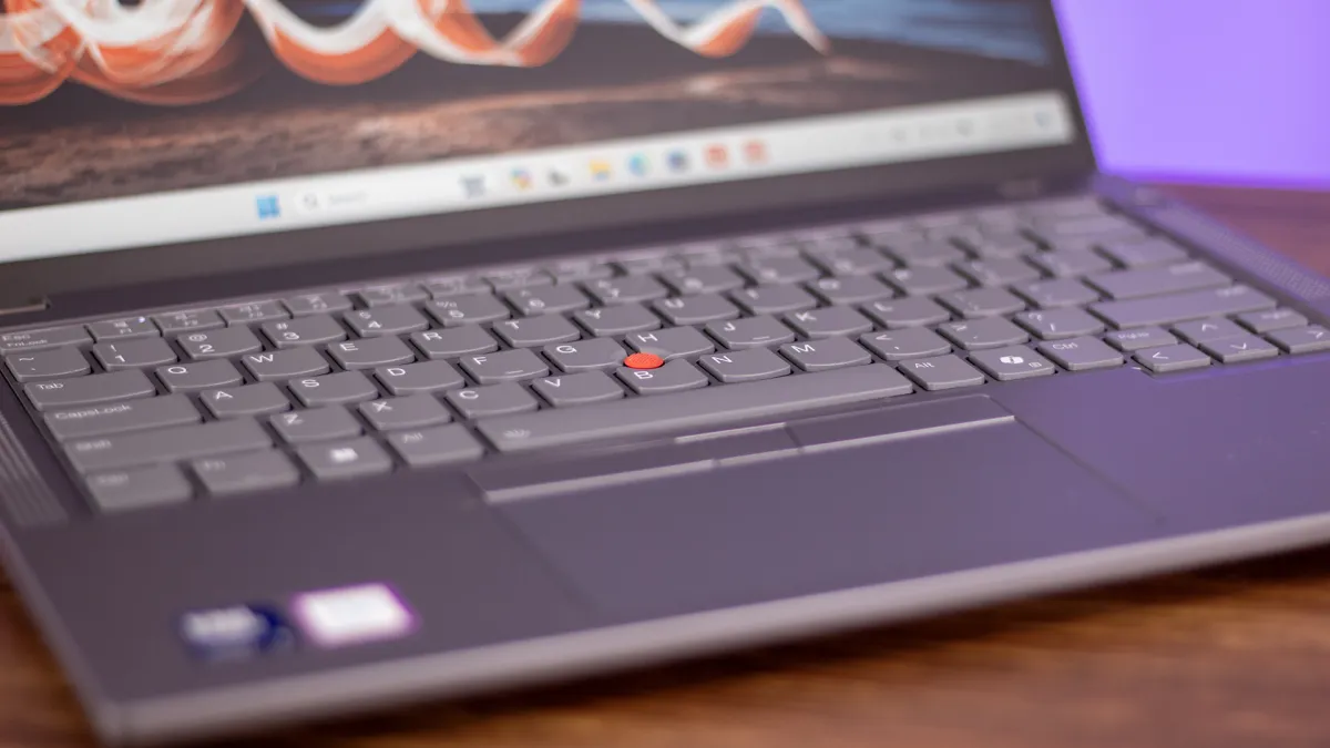 Bàn phím chống tràn nước ThinkPad T14 Gen 5 với TrackPoint và phím Copilot Bàn phím ThinkPad T14 Gen 5 có TrackPoint đỏ và phím Copilot