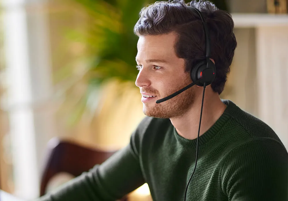 Jabra Engage 50 II nhẹ từ 45g, đeo cả ca làm việc Đeo tai nghe Jabra Engage 50 II thoải mái cả ngày trong call center