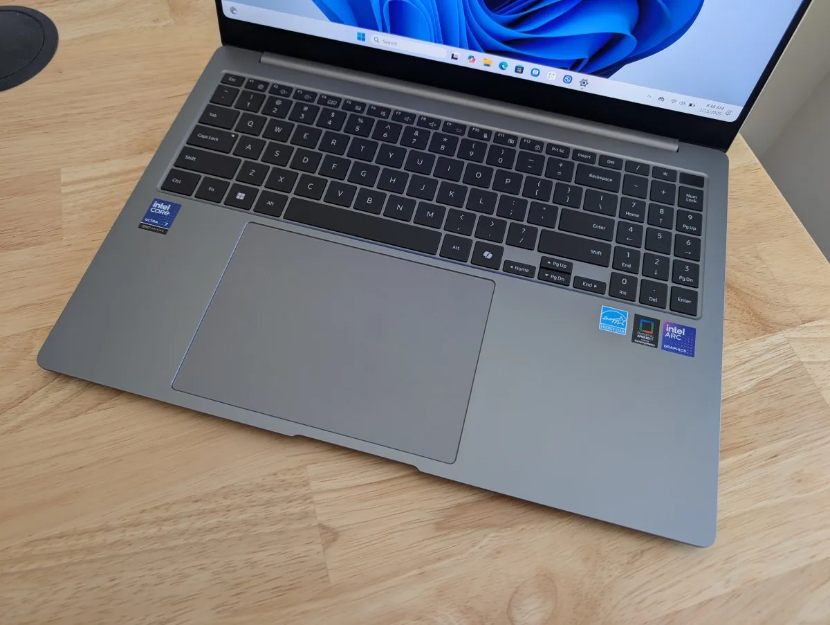 Bản 16 inch có thêm cụm phím số, phù hợp công việc nhập liệu Bàn phím và touchpad Samsung Galaxy Book5 Pro 16 inch có bàn phím số