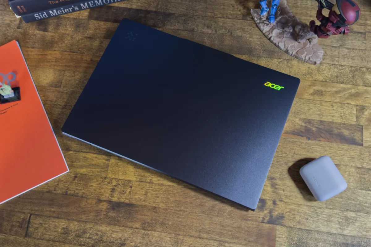 Acer Swift 14 AI laptop Copilot+ PC mở nắp trên bàn làm việc