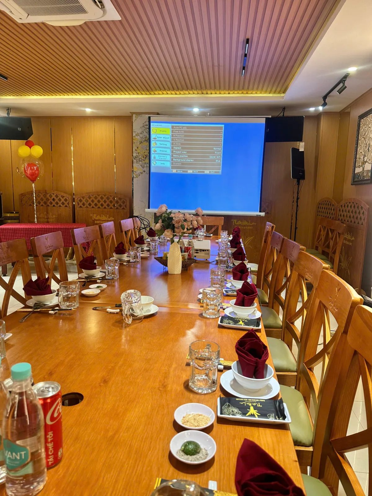 Hệ thống máy chiếu + màn chiếu phòng họp sau lắp đặt