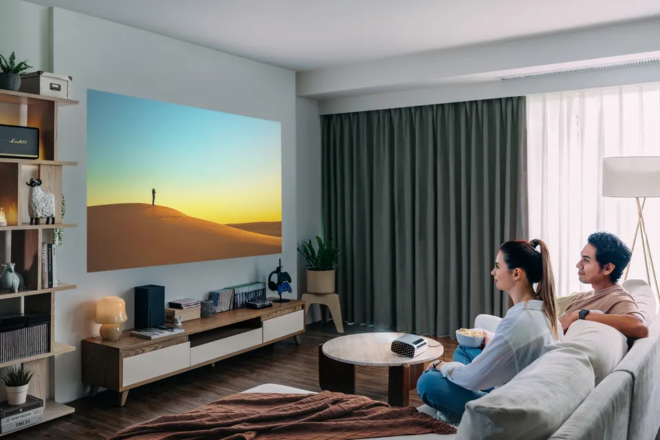ViewSonic M10 — loa Cube 7W Harman Kardon cho phòng khách ViewSonic M10 chiếu phim phòng khách với loa Harman Kardon 7W
