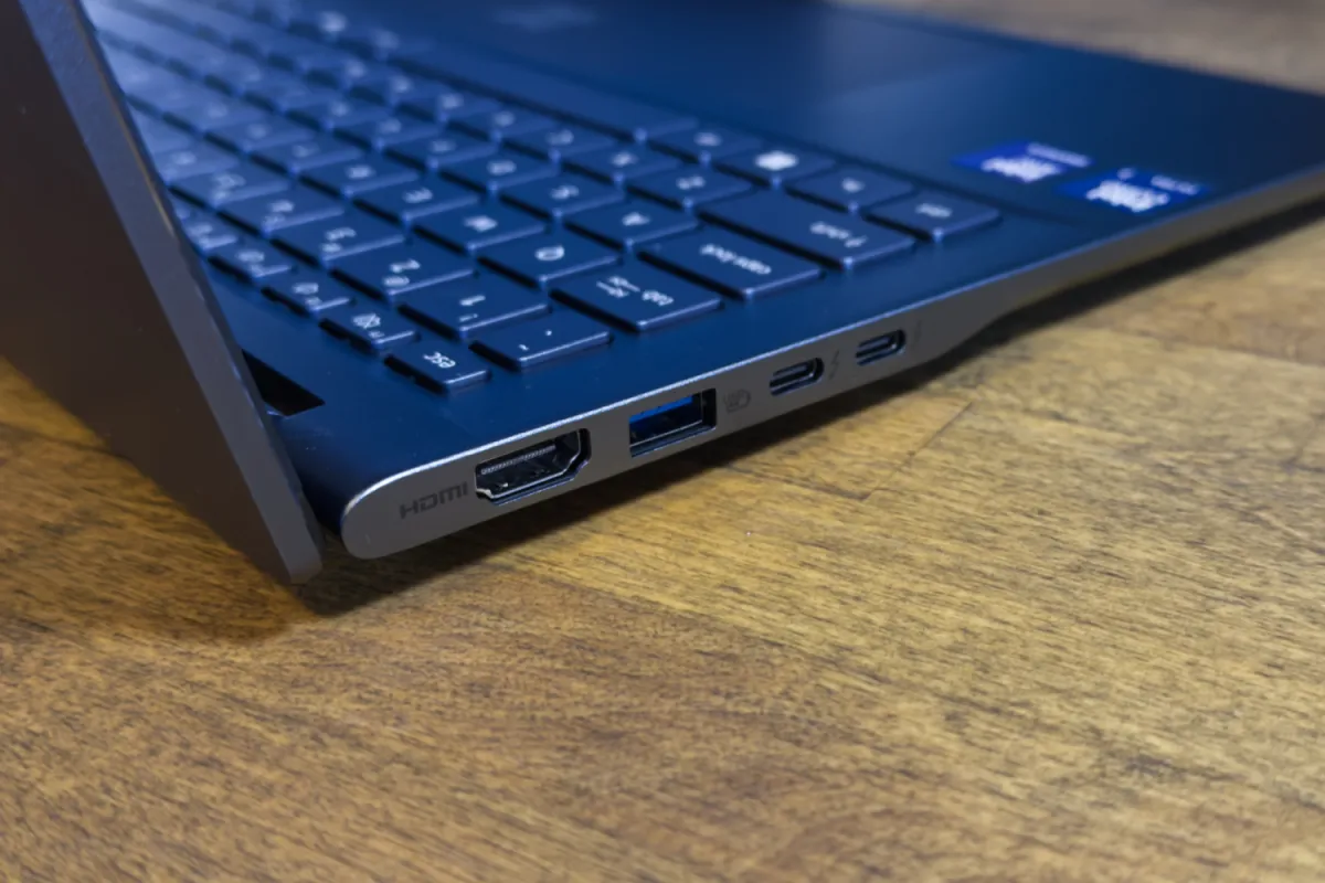 Acer Swift 14 AI laptop mỏng nhẹ nhìn nghiêng thể hiện thiết kế di động