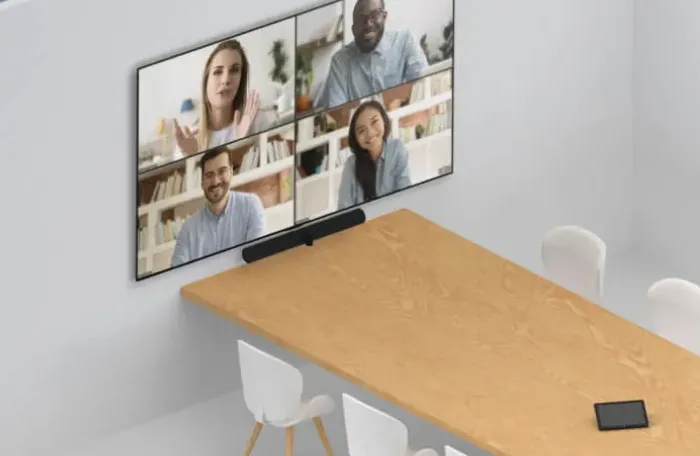 Video bar Jabra PanaCast 50 lắp dưới màn hình phòng họp doanh nghiệp Jabra PanaCast 50 video bar hội nghị đặt dưới màn hình phòng họp vừa