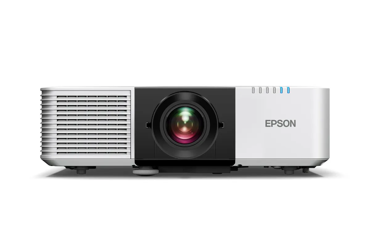 Máy chiếu Epson EB-L895U mặt trước với ống kính trung tâm