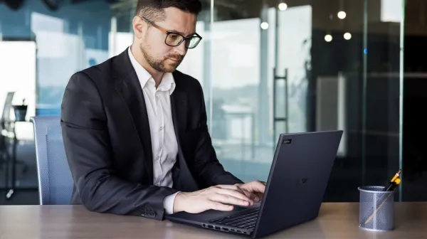 Laptop ASUS ExpertBook B5 B5404: màn sáng cho di động