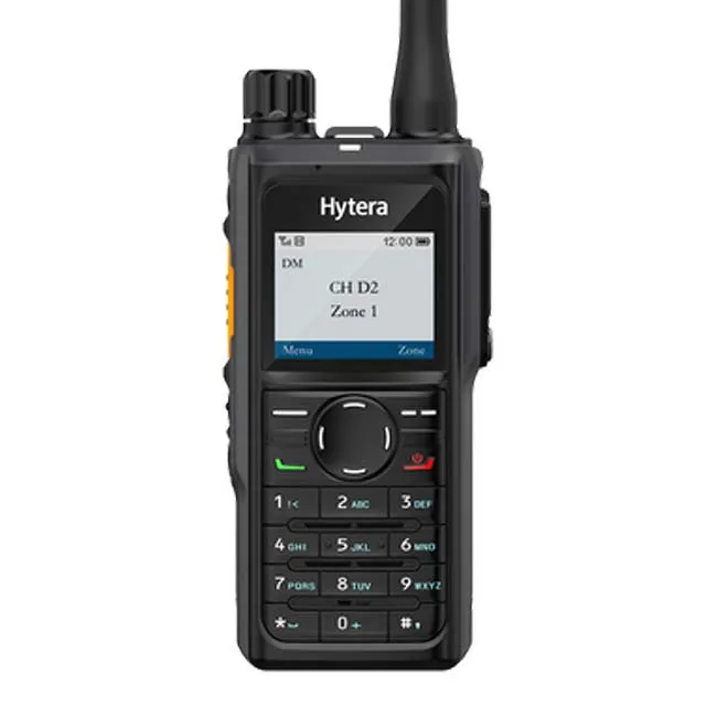 Nút PTT cơ học Hytera HP685 thiết kế để thao tác với găng tay bảo hộ Hytera HP685 góc nhìn mặt trước nút PTT và màn hình màu