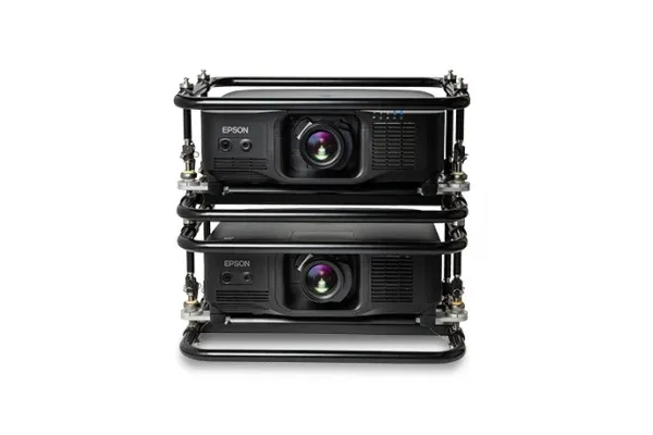 Xếp chồng 2 máy Epson EB-PU2220B trên giàn truss để ghép sáng gấp đôi Hai máy chiếu Epson EB-PU2220B xếp chồng trong khung rigging truss ghép sáng cho sự kiện lớn