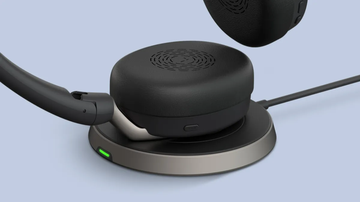 Bản Link380a của Jabra Evolve2 65 Flex hỗ trợ sạc không dây tại bàn làm việc Tai nghe Jabra Evolve2 65 Flex trên đế sạc không dây