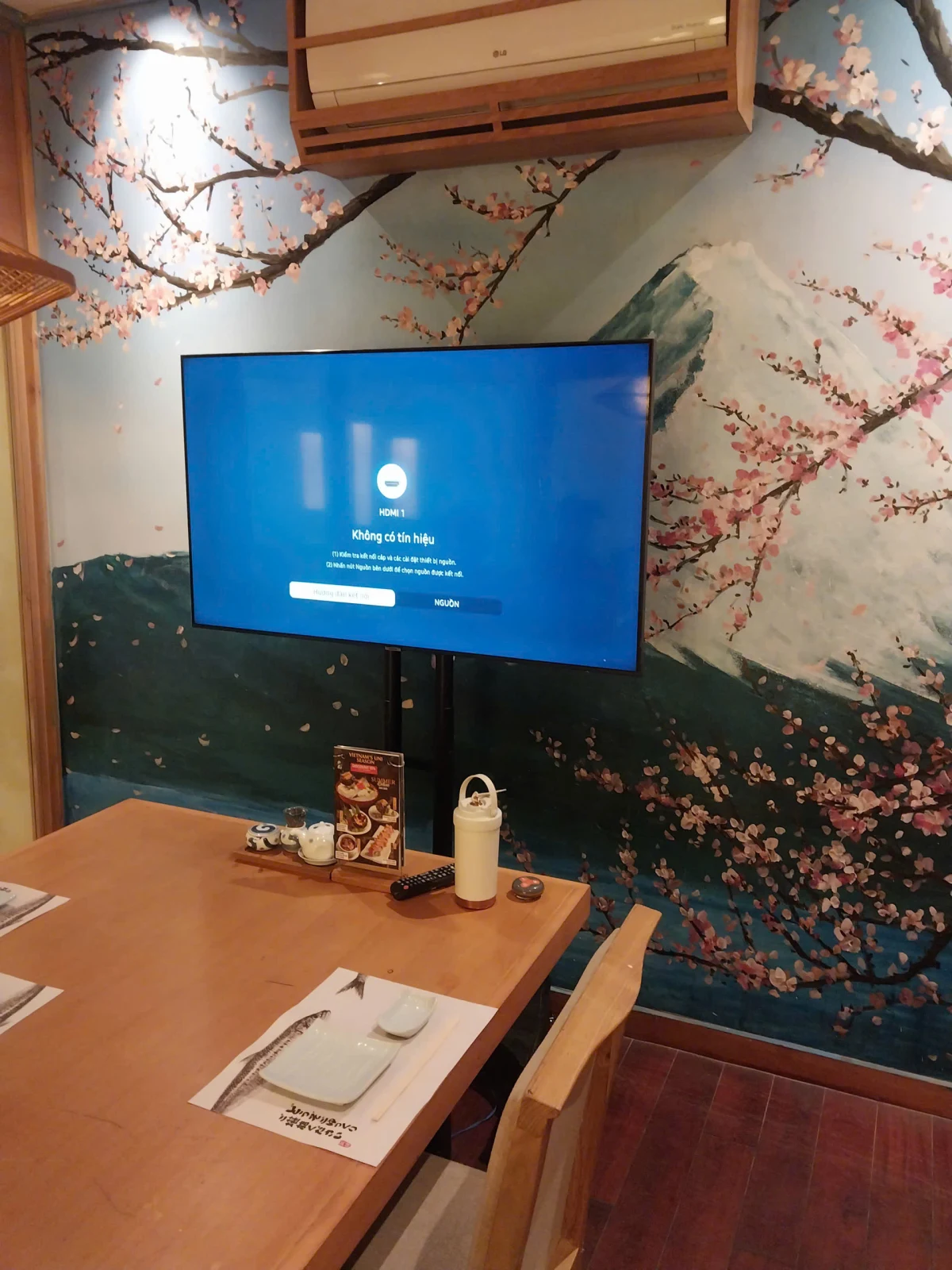 Setup tivi 55 inch chuy&ecirc;n nghiệp cho event - ch&acirc;n đứng + c&aacute;p HDMI đầy đủ
