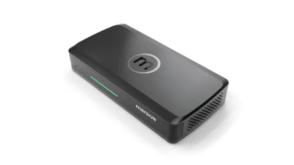 Mersive Solstice Pod Gen4 – thiết kế nhỏ gọn, kết nối đầy đủ cho phòng họp Mersive Solstice Pod Gen4 – thiết bị trình chiếu không dây 4K nhìn từ góc nghiêng