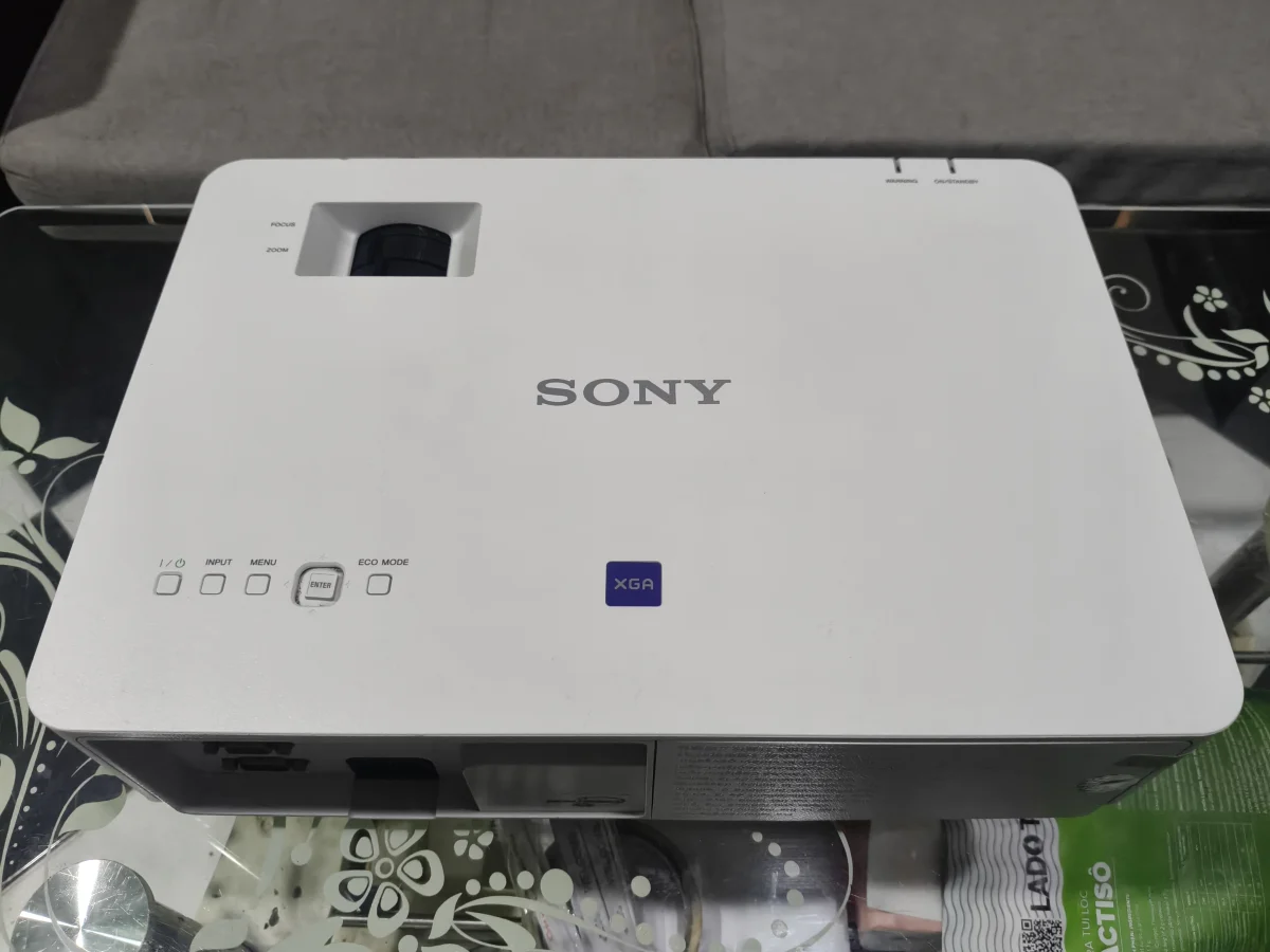 Máy chiếu cũ Sony VPL-EX570 mặt trên, bảng phím điều khiển - ảnh máy thật