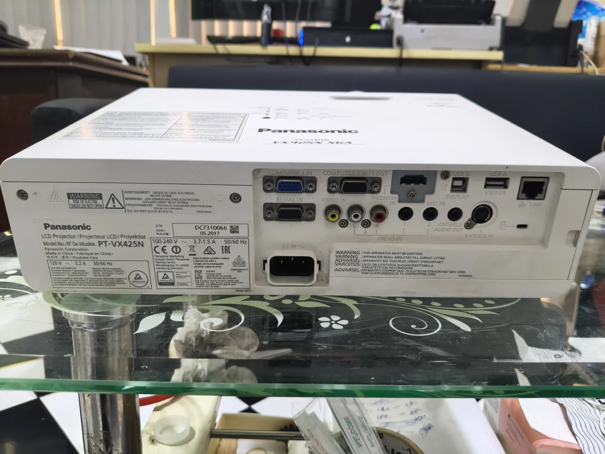 Mặt sau Panasonic PT-VX425N: HDMI, 2 VGA, USB-A, USB-B, LAN, RS-232C, S-Video, Video, Audio, Mic - ảnh máy thật