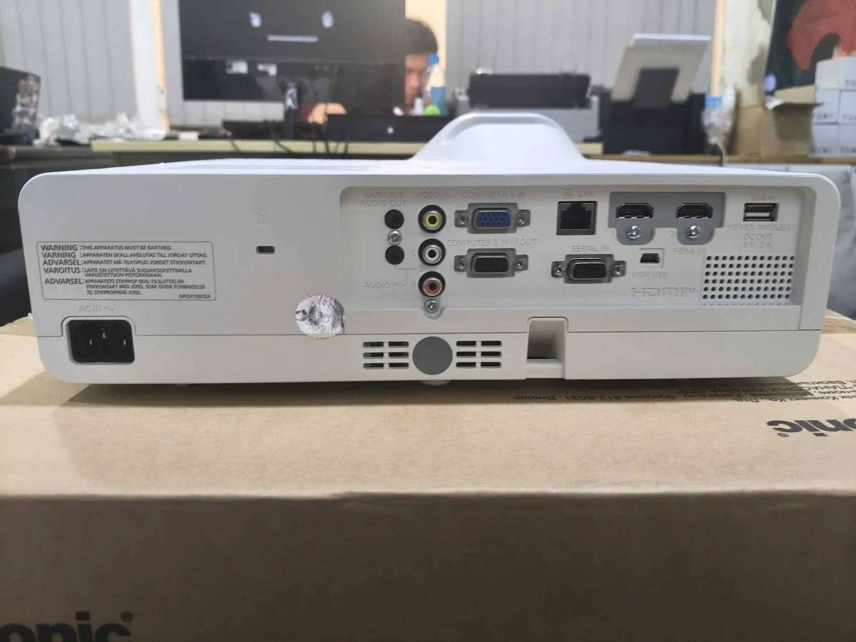 Máy chiếu Panasonic PT-TW381R chi tiết thân máy tại Thiết Bị Số Máy chiếu Panasonic PT-TW381R chi tiết thân máy tại Thiết Bị Số