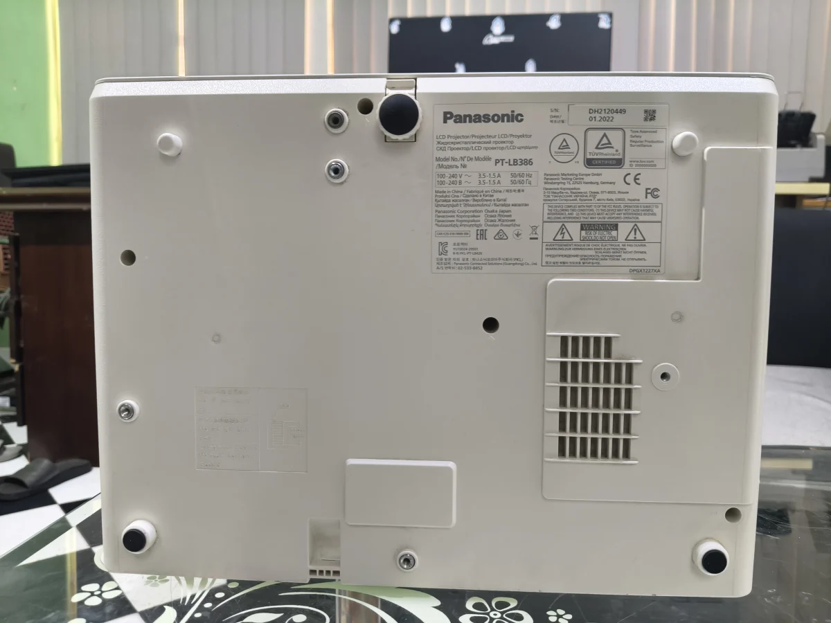 Đáy máy Panasonic PT-LB386 với tem nhãn chính hãng
