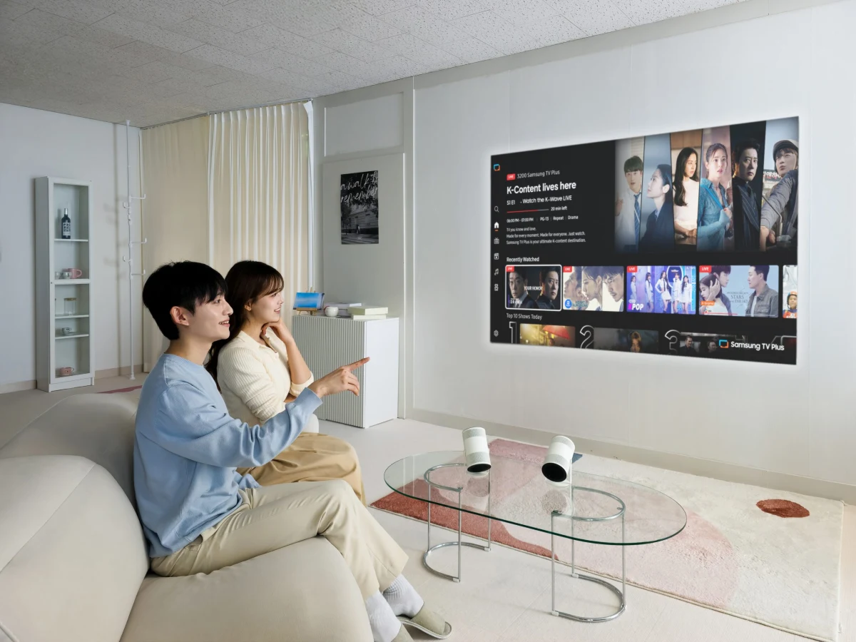 Máy chiếu di động Samsung The Freestyle+ chiếu phim lên tường - AI tự hiệu chỉnh hình ảnh theo bề mặt tường