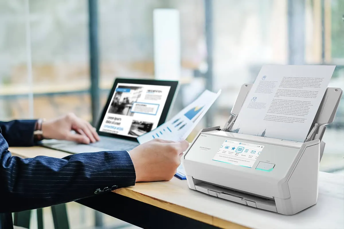 ScanSnap iX2500 - số hóa tài liệu cho văn phòng ScanSnap iX2500 đặt tại bàn làm việc văn phòng