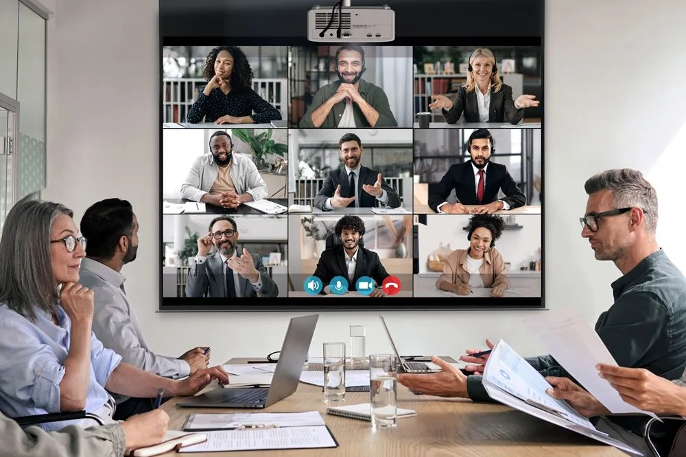 Máy chiếu Optoma ZX350e lắp treo trần cho lớp học và phòng họp Máy chiếu Optoma ZX350e treo trần phòng họp đang chiếu lên màn lớn