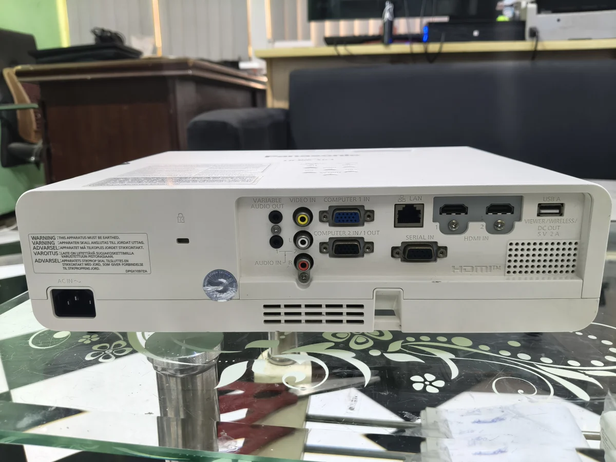 Mặt sau Panasonic PT-LB386: 2 HDMI, VGA in/out, LAN, RS-232C, USB, Video, Audio - ảnh máy thật