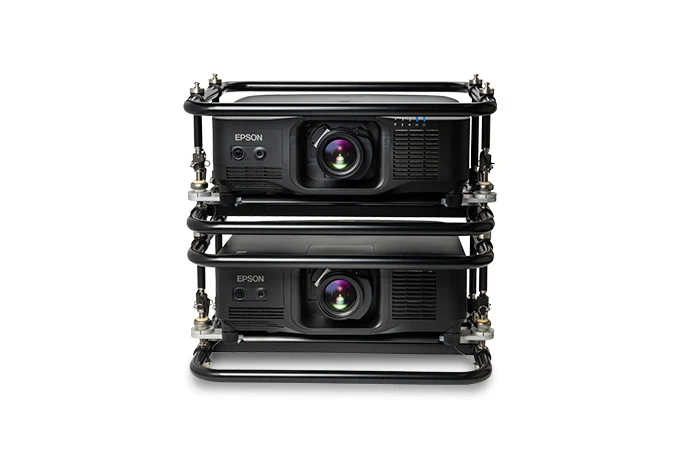 Hai máy chiếu Epson EB-PU2220B xếp chồng trong khung rigging/truss - ghép sáng cho sự kiện khổng lồ