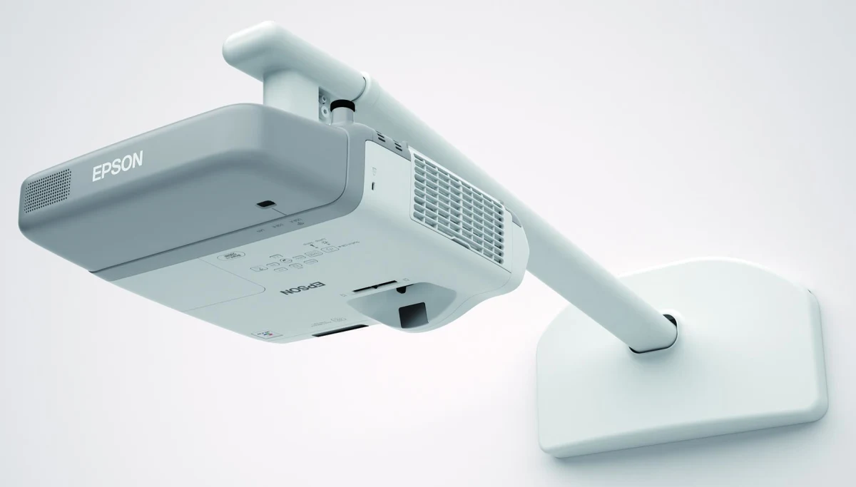 Máy chiếu tương tác Epson EB-536Wi lắp giá treo tường tay ngắn (wall mount arm) phía trên bảng trắng