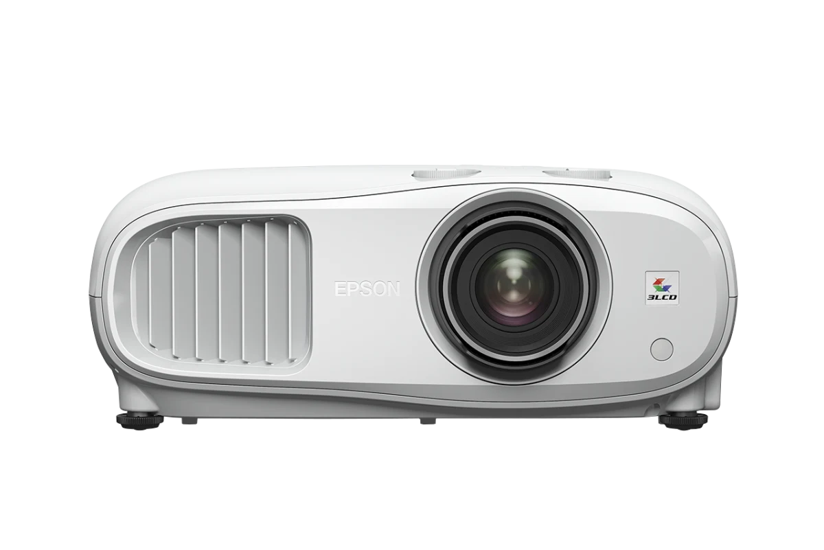 Máy chiếu Epson EH-TW7000 nhìn chính diện - ống kính trung tâm và khe tản nhiệt