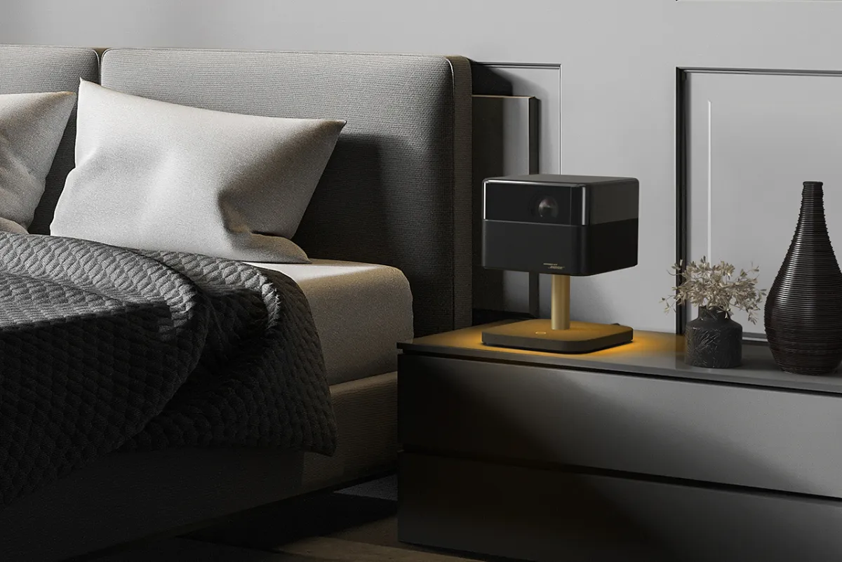 Epson EF-73 chiếu phim 4K trong không gian giải trí gia đình Máy chiếu Epson EF-73 đang chiếu phim trong phòng, ánh sáng ấm cúng