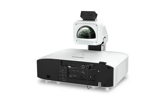Epson EB-PQ2008W gắn ống kính rời và camera PixAlign ELPEC01 Máy chiếu Epson EB-PQ2008W gắn ống kính và camera PixAlign nhìn từ sau trái