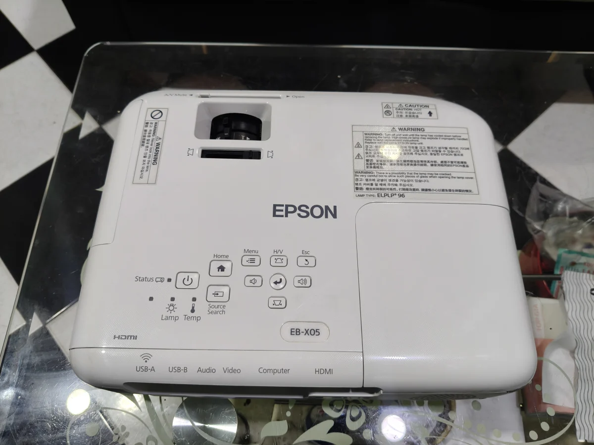 Máy chiếu cũ Epson EB-X05 mặt trên, bảng phím và nhãn model EB-X05 - ảnh máy thật