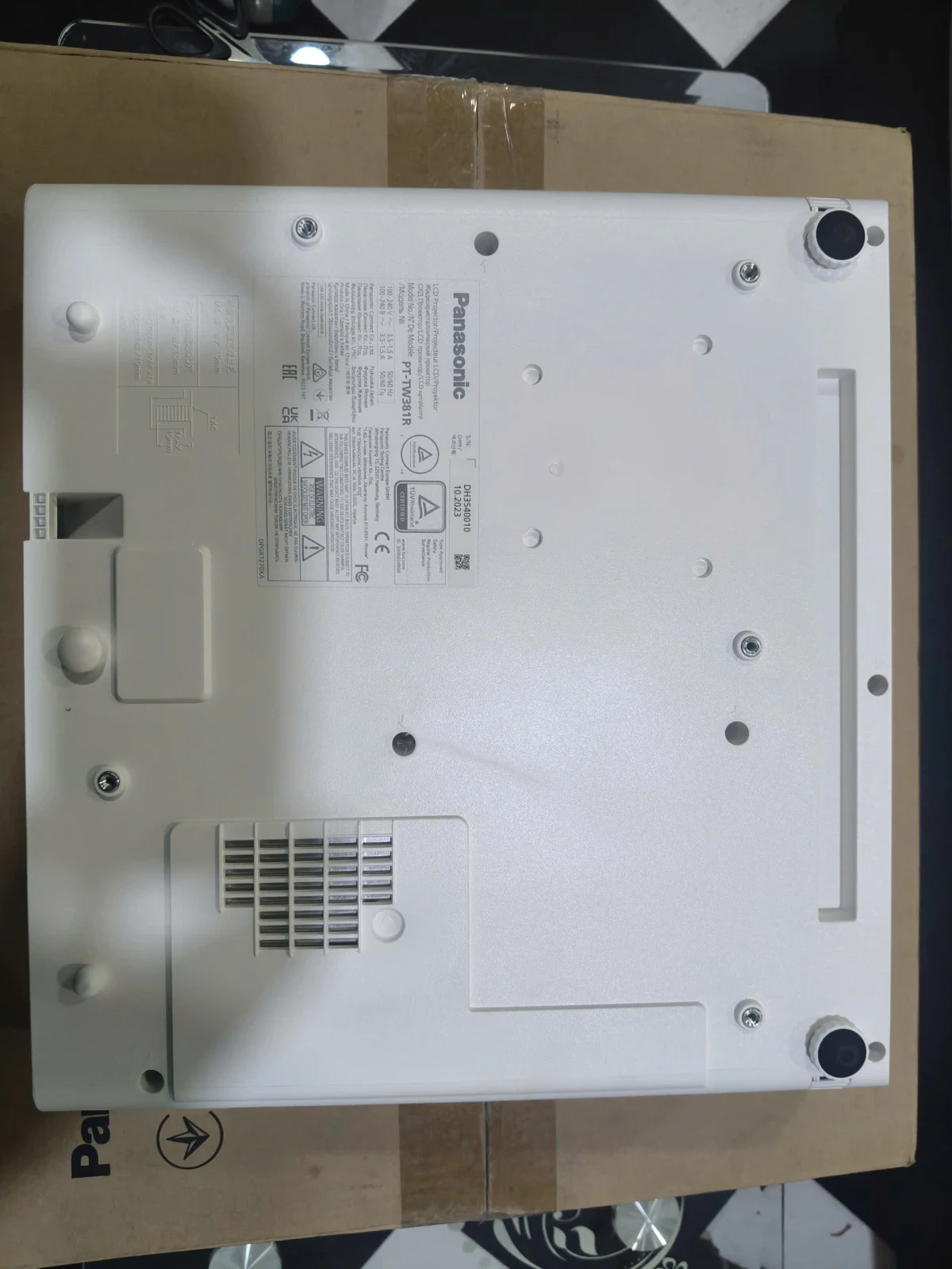 Máy chiếu Panasonic PT-TW381R tổng thể - hàng chính hãng sẵn kho Máy chiếu Panasonic PT-TW381R tổng thể - hàng chính hãng sẵn kho