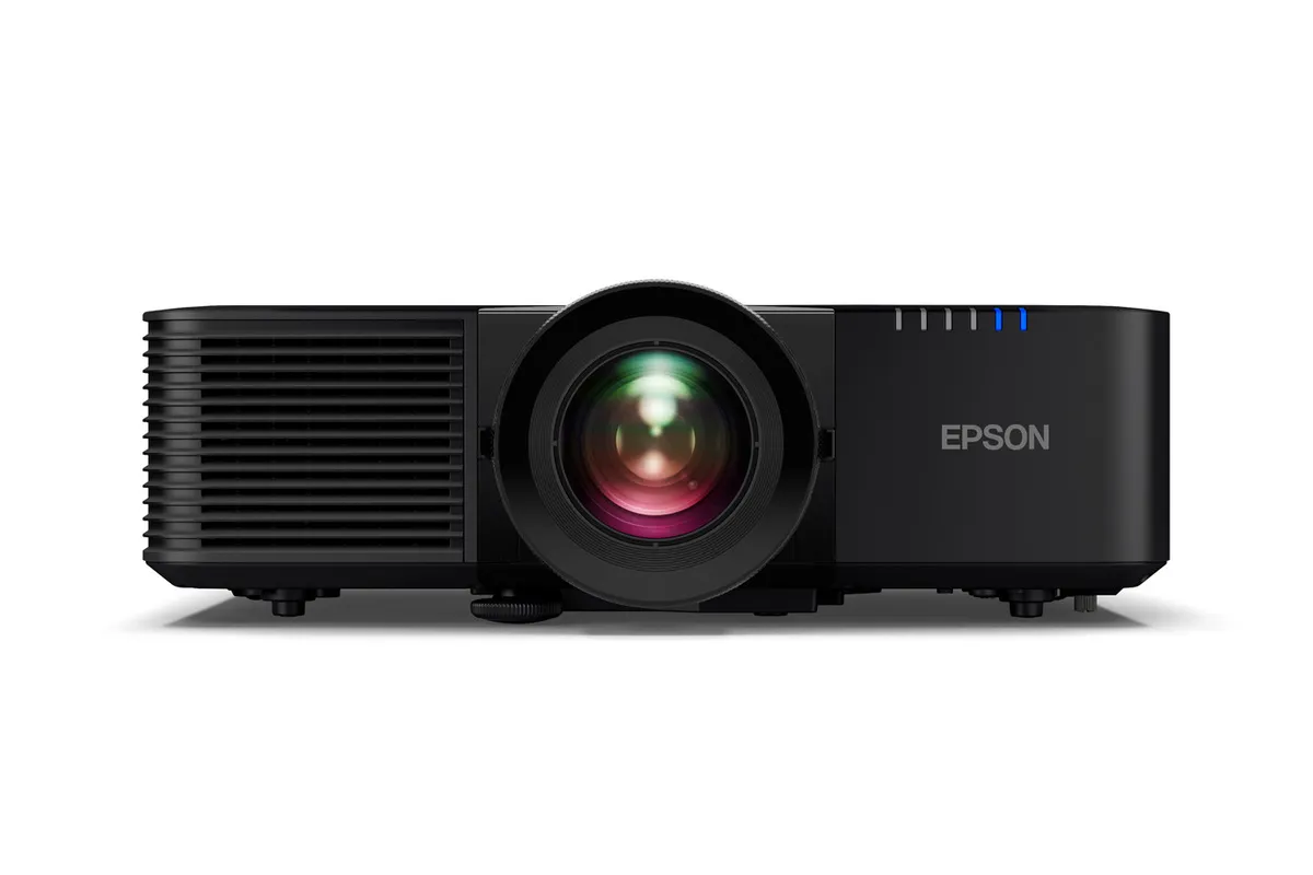 Mặt trước và ống kính máy chiếu Epson EB-L795SE 7000 lumen