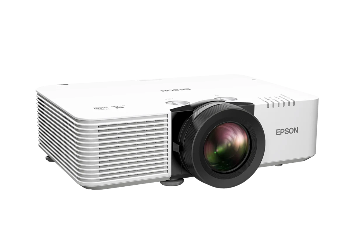 Máy chiếu laser Epson EB-L790SE góc nghiêng 3/4 - thân máy trắng cho hội trường lớn và giảng đường