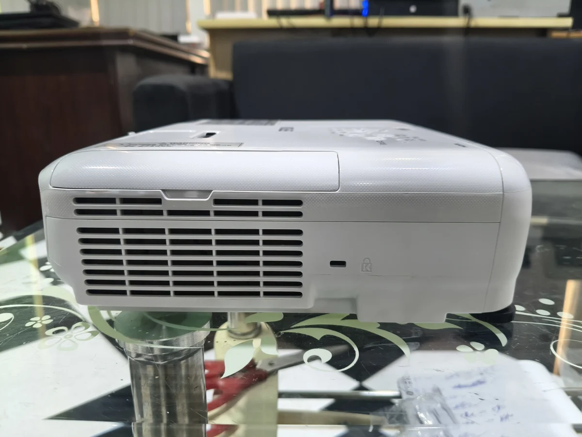 Máy chiếu cũ Epson EB-X05 hông máy, khe tản nhiệt - vỏ còn đẹp