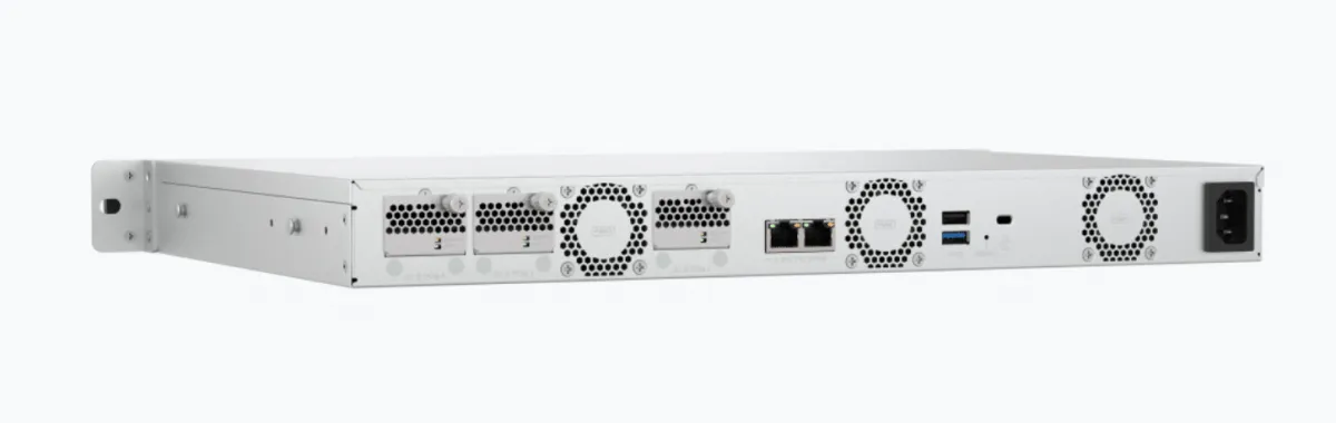 Mặt sau TS-h765eU — 3 khe E1.S, 2 cổng 2.5GbE, USB và quạt tản nhiệt Mặt sau NAS QNAP TS-h765eU với khe E1.S, 2 cổng 2.5GbE và cổng USB