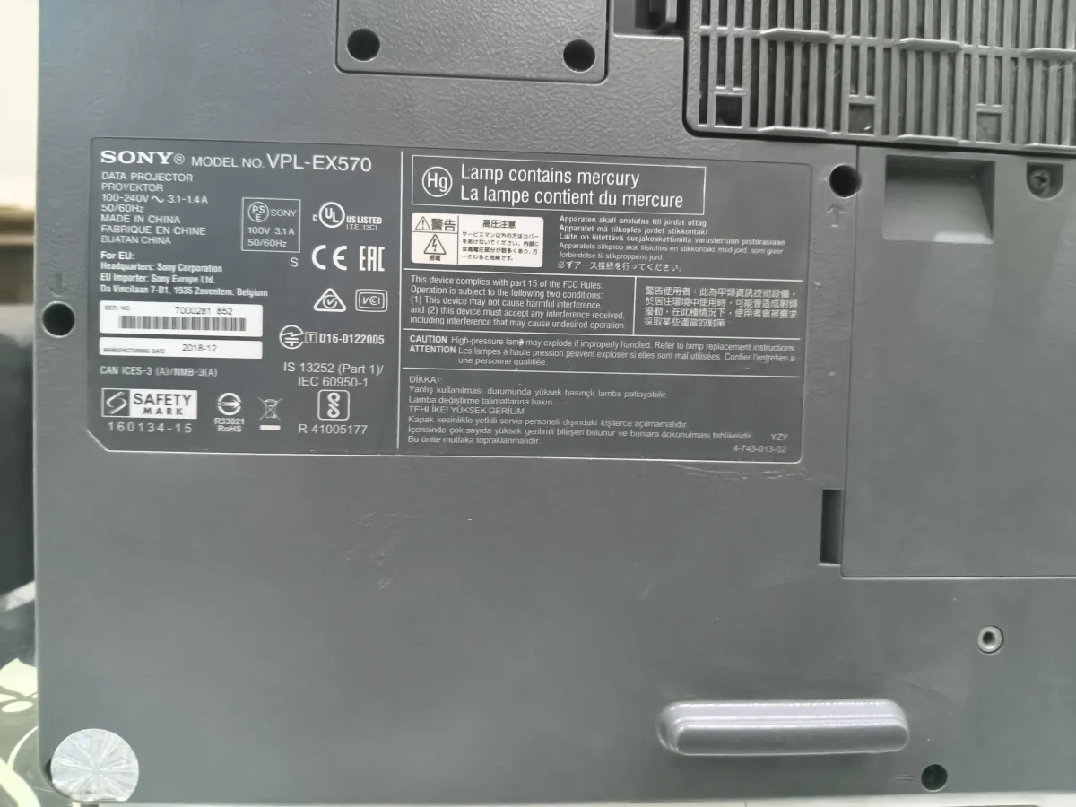 Tem nhãn chính hãng Sony VPL-EX570 dưới đáy máy - ảnh máy thật