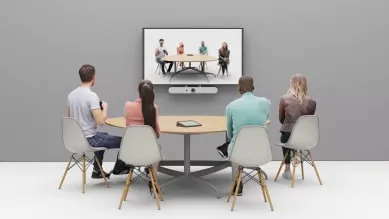 RightSight tự động đóng khung người nói trên Rally Bar Mini Camera PTZ và micro beamforming trên Logitech Rally Bar Mini đóng khung người nói