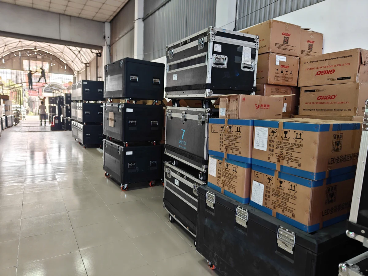 Kho màn hình LED cho thuê lớn tại TPHCM - module LED flight case sẵn sàng