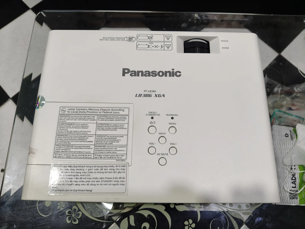 Mặt trên Panasonic PT-LB386 với nhãn LB386 XGA và bảng phím điều khiển - ảnh máy thật